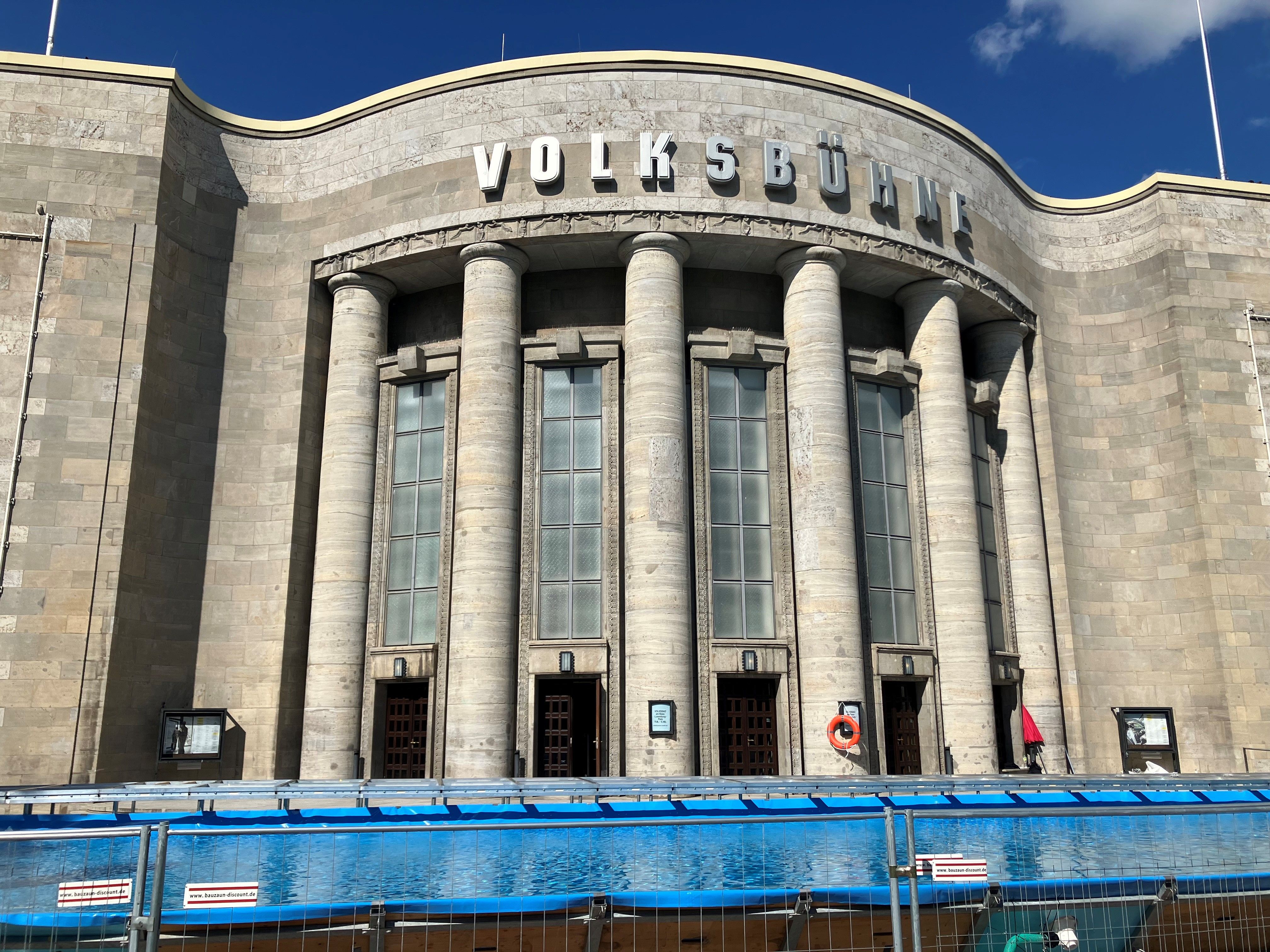 Das Becken steht, das Wasser ist drin: Das Volksbad vor der Volksbühne nimmt Gestalt an