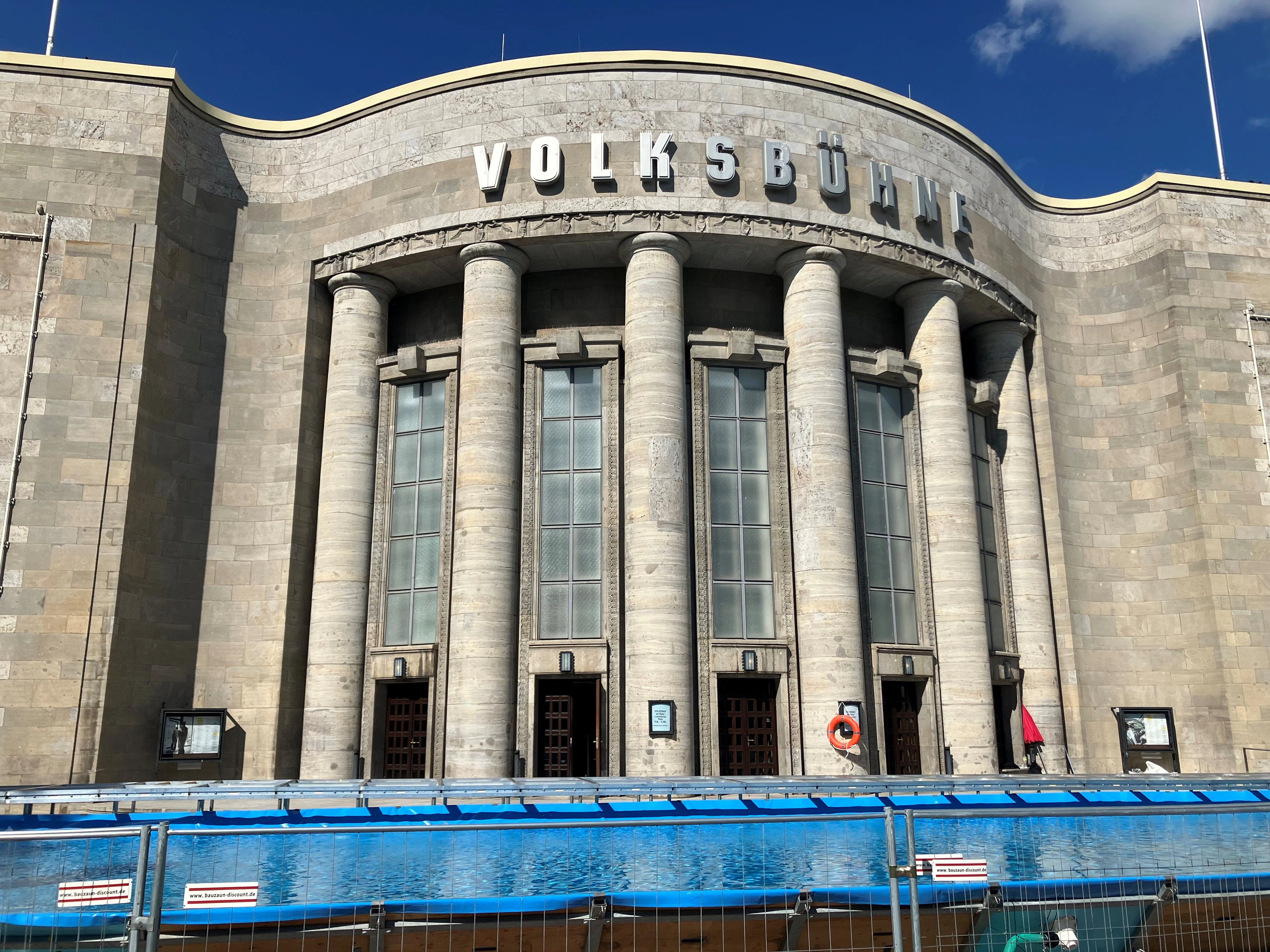 Volksbad Berlin: Schwimmbecken vor der Volksbühne bereits mit Wasser gefüllt