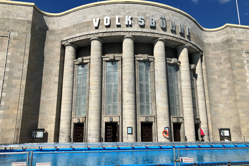 Das Becken steht, das Wasser ist drin: Das Volksbad vor der Volksbühne nimmt Gestalt an