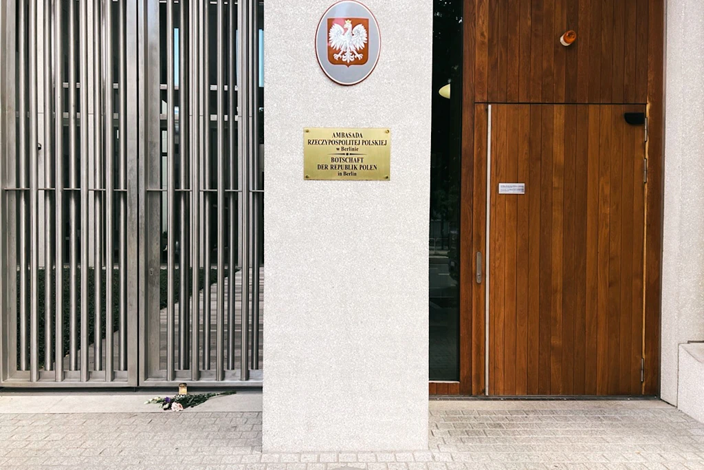„Wir sprechen der Familie und den Angehörigen unser aufrichtiges Beileid aus“, schrieb der Sprecher des polnischen Außenministeriums auf X. Blumen und eine Kerze vor der Botschaft in Berlin.