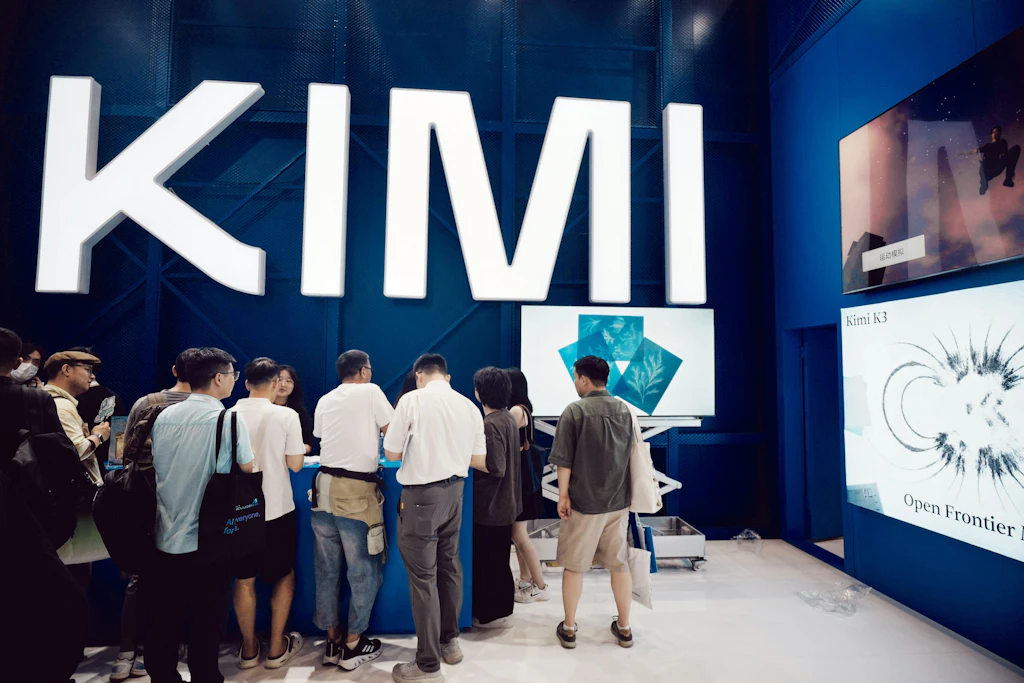 Besucher am Stand von Kimi, einem vom chinesischen Start-up Moonshot AI entwickelten KI-Sprachmodell, auf der World AI Conference in Shanghai.