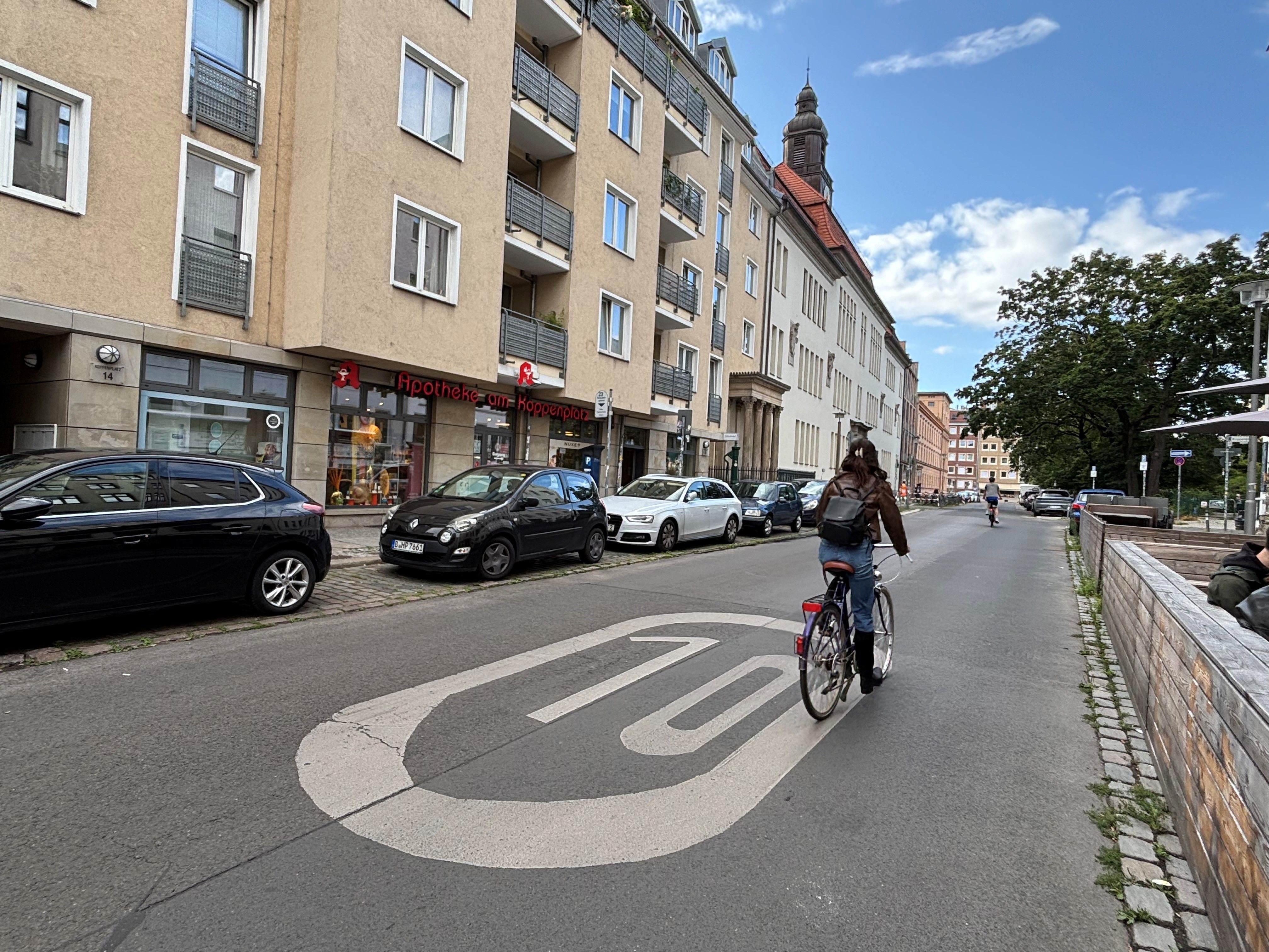 „Entsetzt und fassungslos“: Mitte sperrt Straße am Koppenplatz für Autos