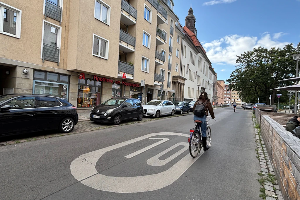 Bald für Autos tabu: In Mitte soll die Verbindung zwischen der Auguststraße und dem Koppenplatz entwidmet werden.