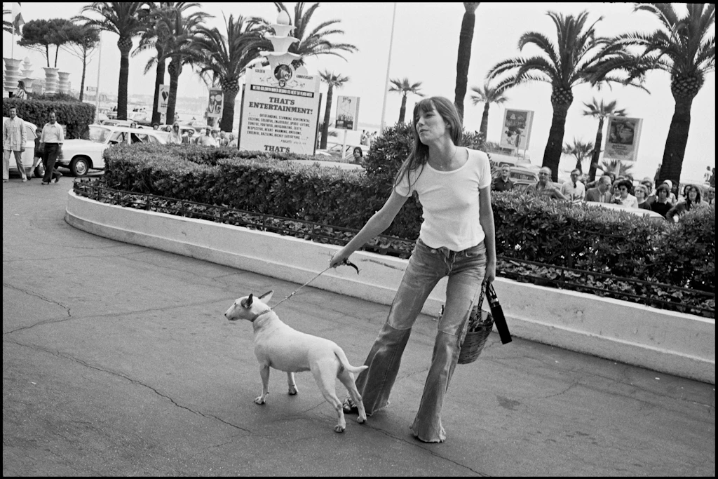Jane Birkin 1974 auf dem Filmfestival in Cannes: Ihr Mix aus ausgestellten Hosen und schlichten Basics gilt bis heute als Blaupause für den Boho-Look.