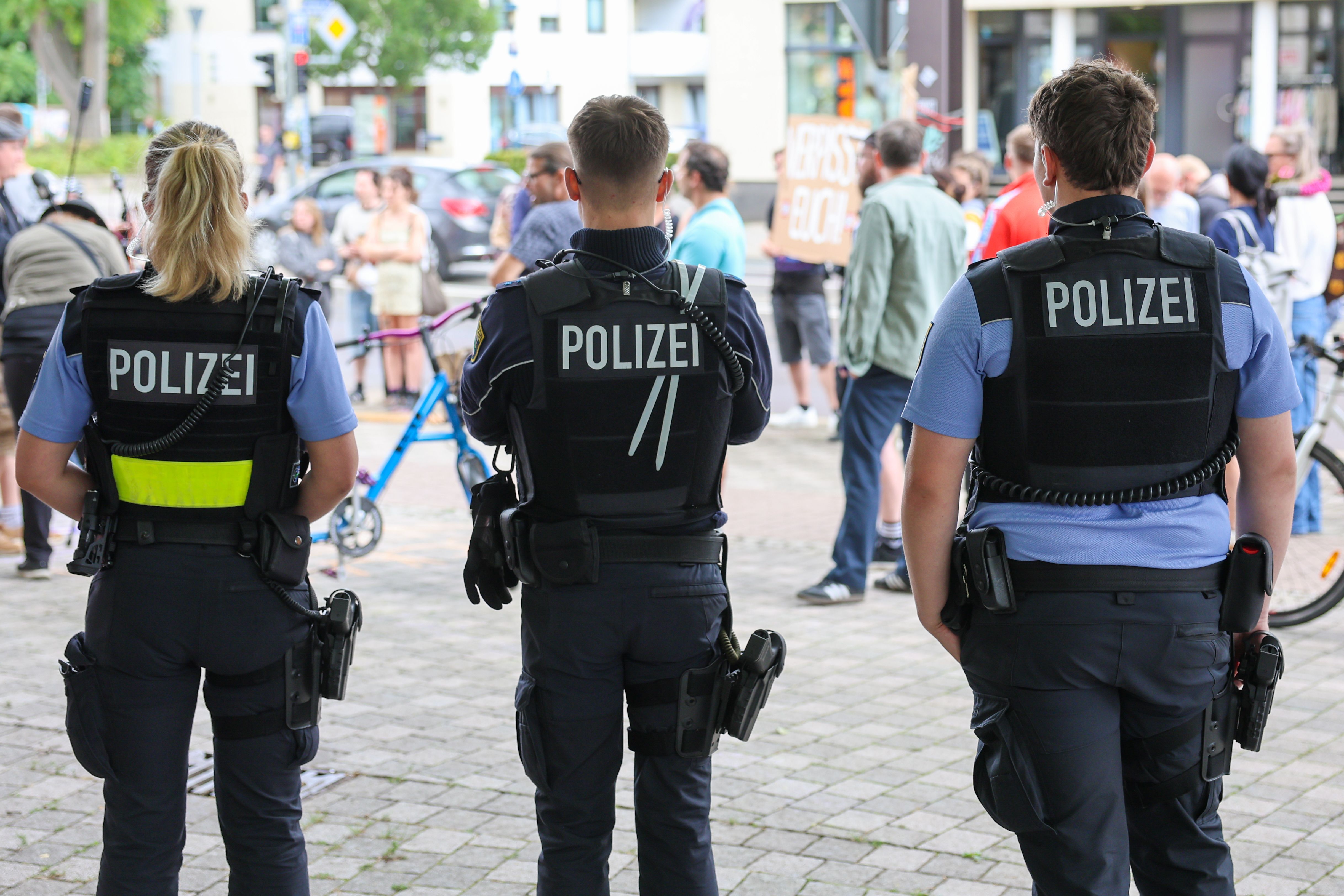 „Alle verfügbaren Kräfte“: Polizei bereitet sich auf unruhiges Wahlwochenende vor