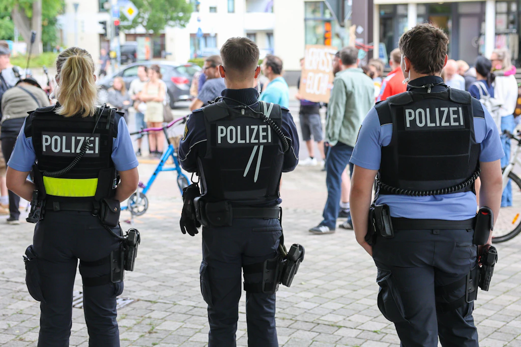 Polizisten sichern einen AfD-Infostand in Magdeburg-Buckau. Am Wahlwochenende sollen alle verfügbaren Kräfte der Landespolizei im Einsatz sein.