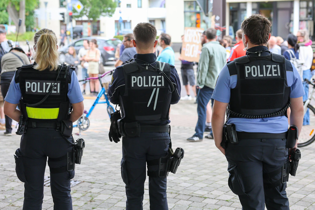 „Alle verfügbaren Kräfte“: Polizei bereitet sich auf unruhiges Wahlwochenende vor