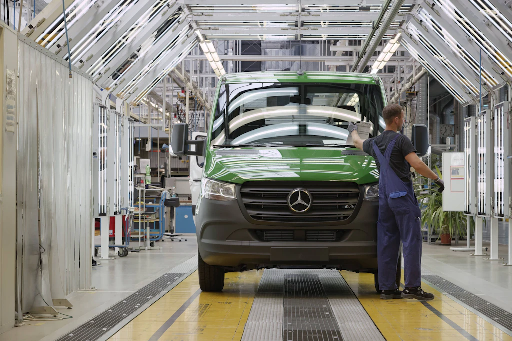 Mercedes-Beschäftigte sollen länger arbeiten – während Konzernchef Källenius weiter einen Millionenbonus erhält.