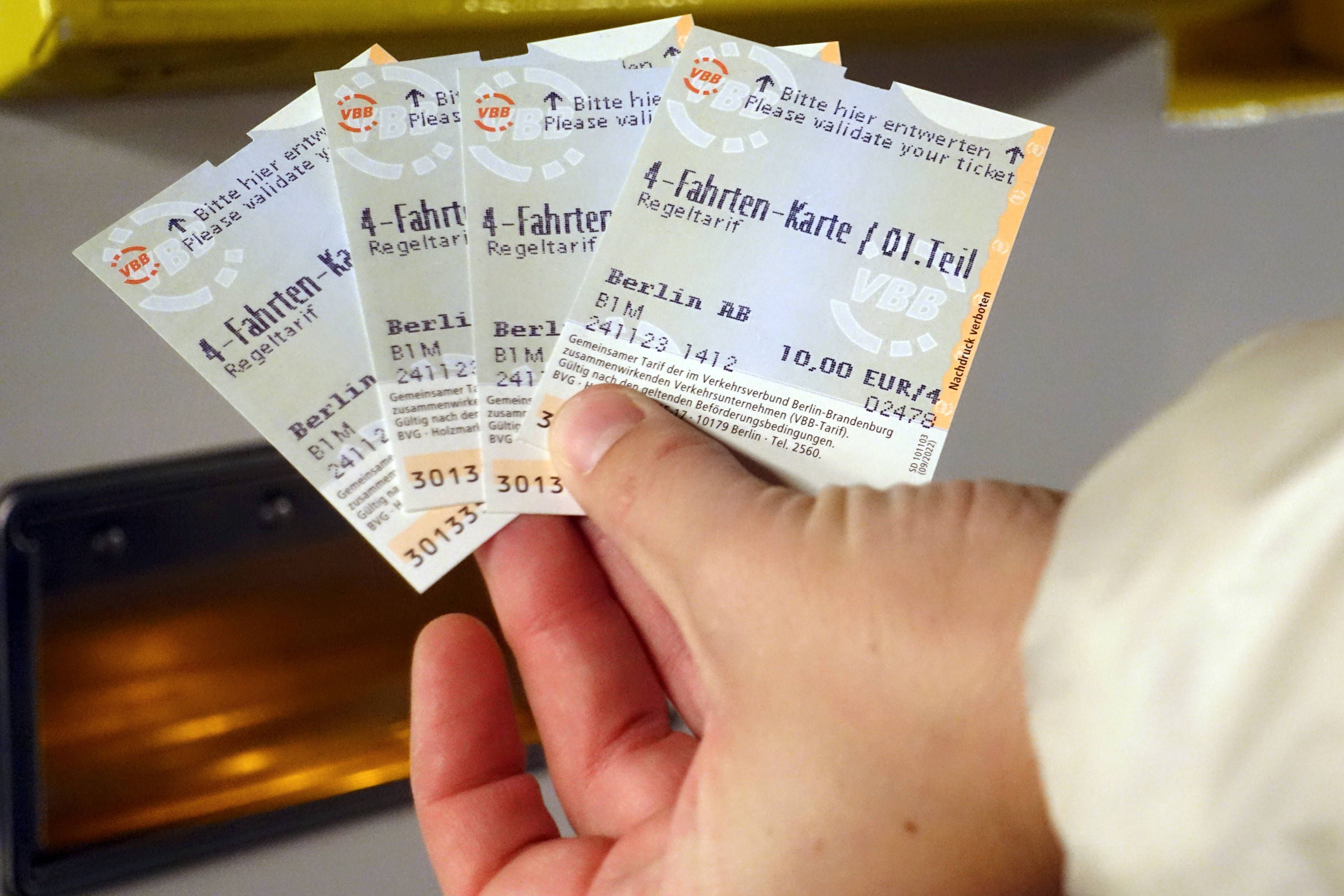 BVG schafft Fahrkartenautomaten ab und verkauft trotzdem Papiertickets