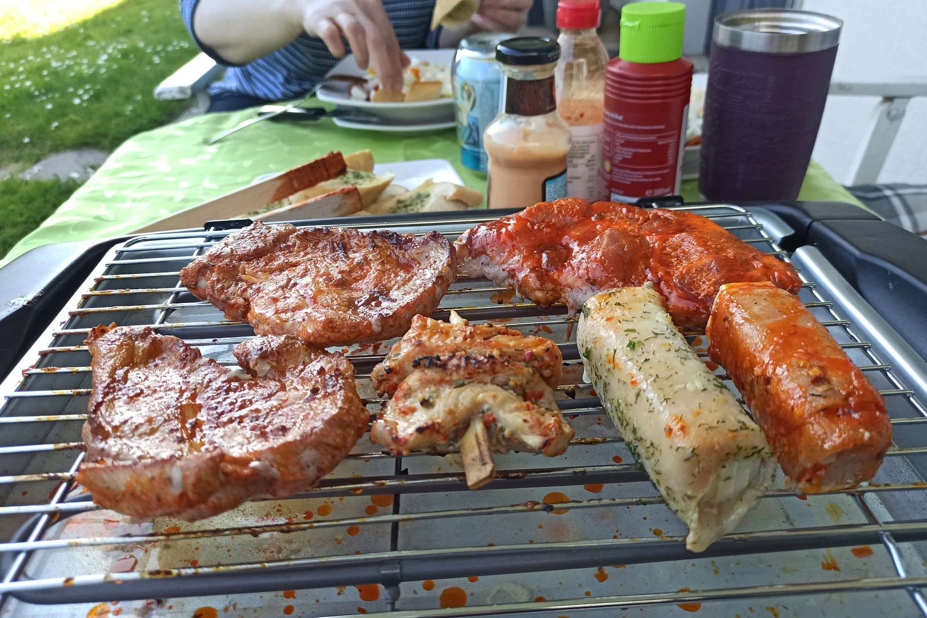 Auch beim Grillen könnte zukünftig ein Unterschied in Grillsaucen oder veganen Alternativen bemerkbar sein.