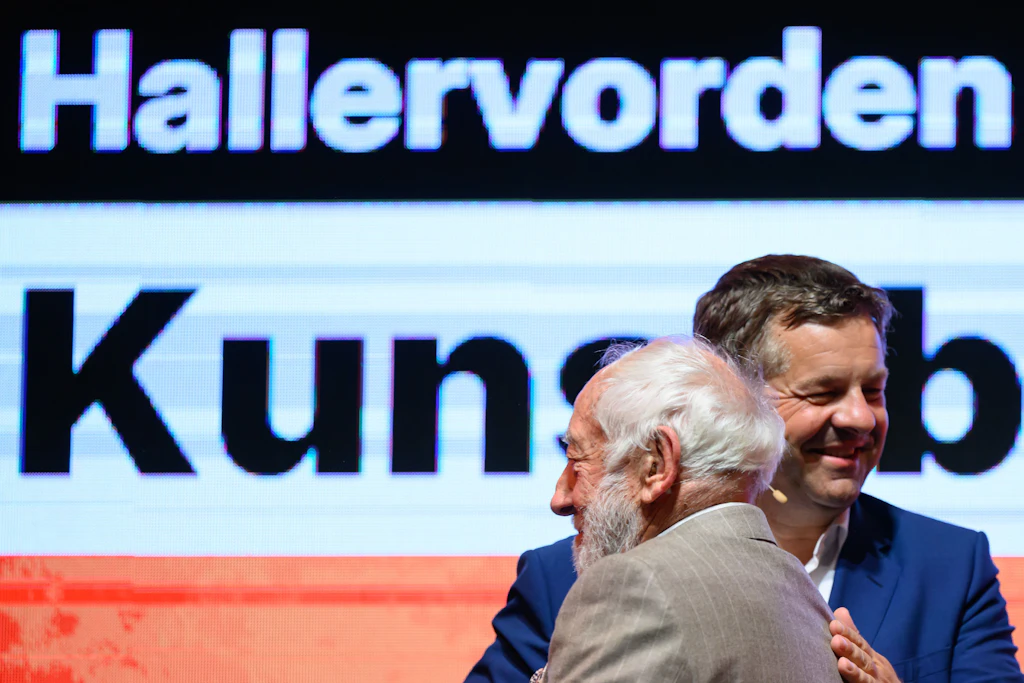 Sven Schulze (CDU, r), Ministerpräsident von Sachsen-Anhalt, und der Schauspieler Dieter Hallervorden stehen gemeinsam auf der Bühne.
