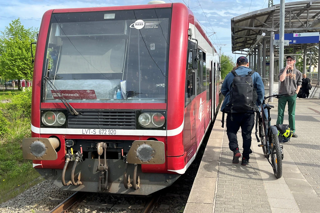 Ein Zug der Hanseatischen Eisenbahn nach Pritzwalk steht in Neustadt (Dosse). Politiker fordern Streckenausbau bis Güstrow.