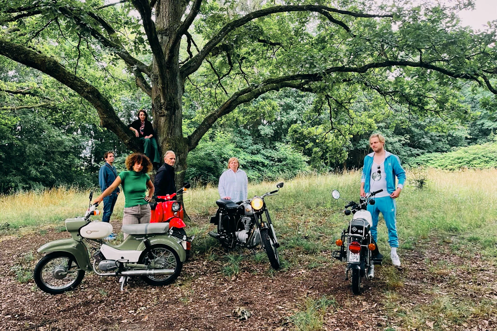 Die Schauspielerinnen und Schauspieler von „FREIHEIT:SIMSON“ mit Simson-Mopeds.