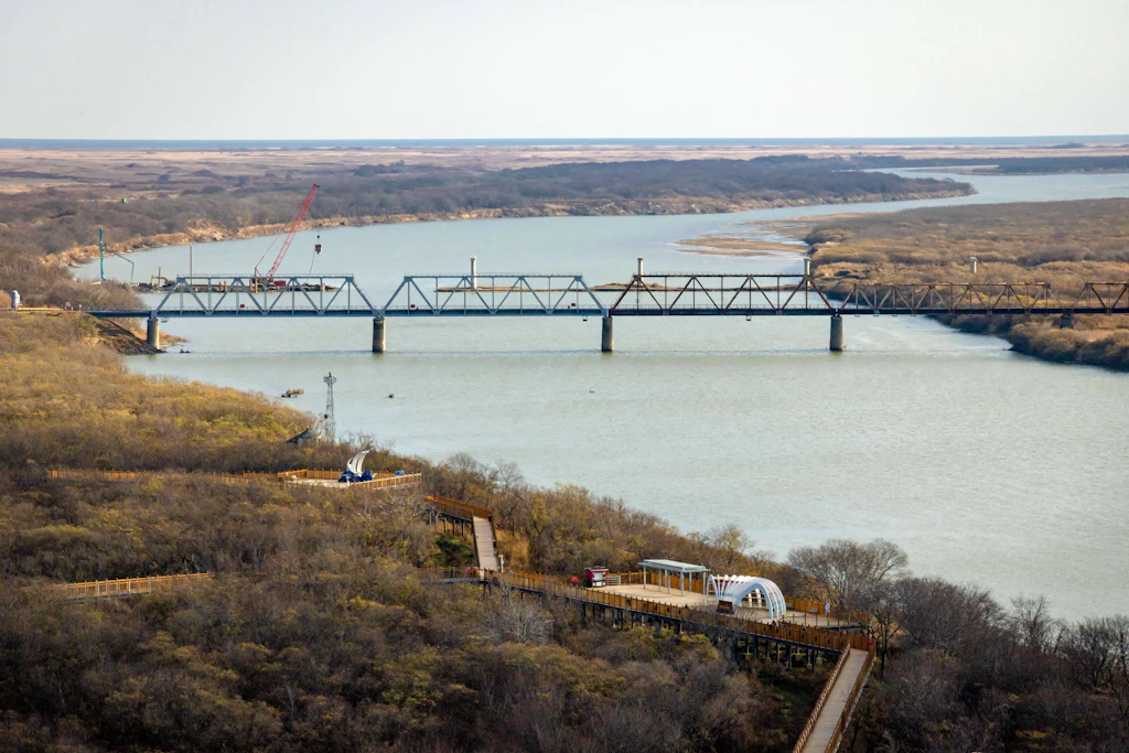 Russland und Nordkorea bauen Brücke – Verdacht auf neue Militärroute