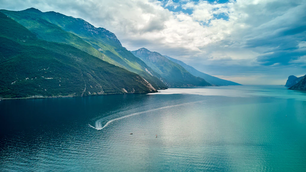 Trockenheit am Gardasee: Historische Zollstation erscheint plötzlich aus dem Wasser