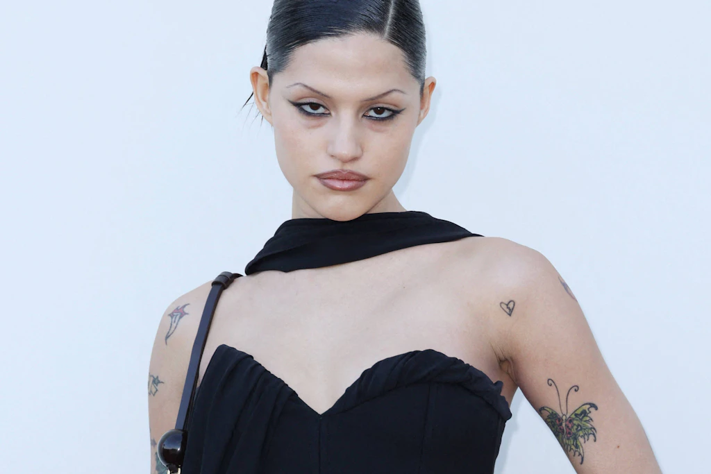 Trendsetterin der Gen Z: Model Gabbriette als Gast bei einer Modenschau des französischen Labels Jacquemus