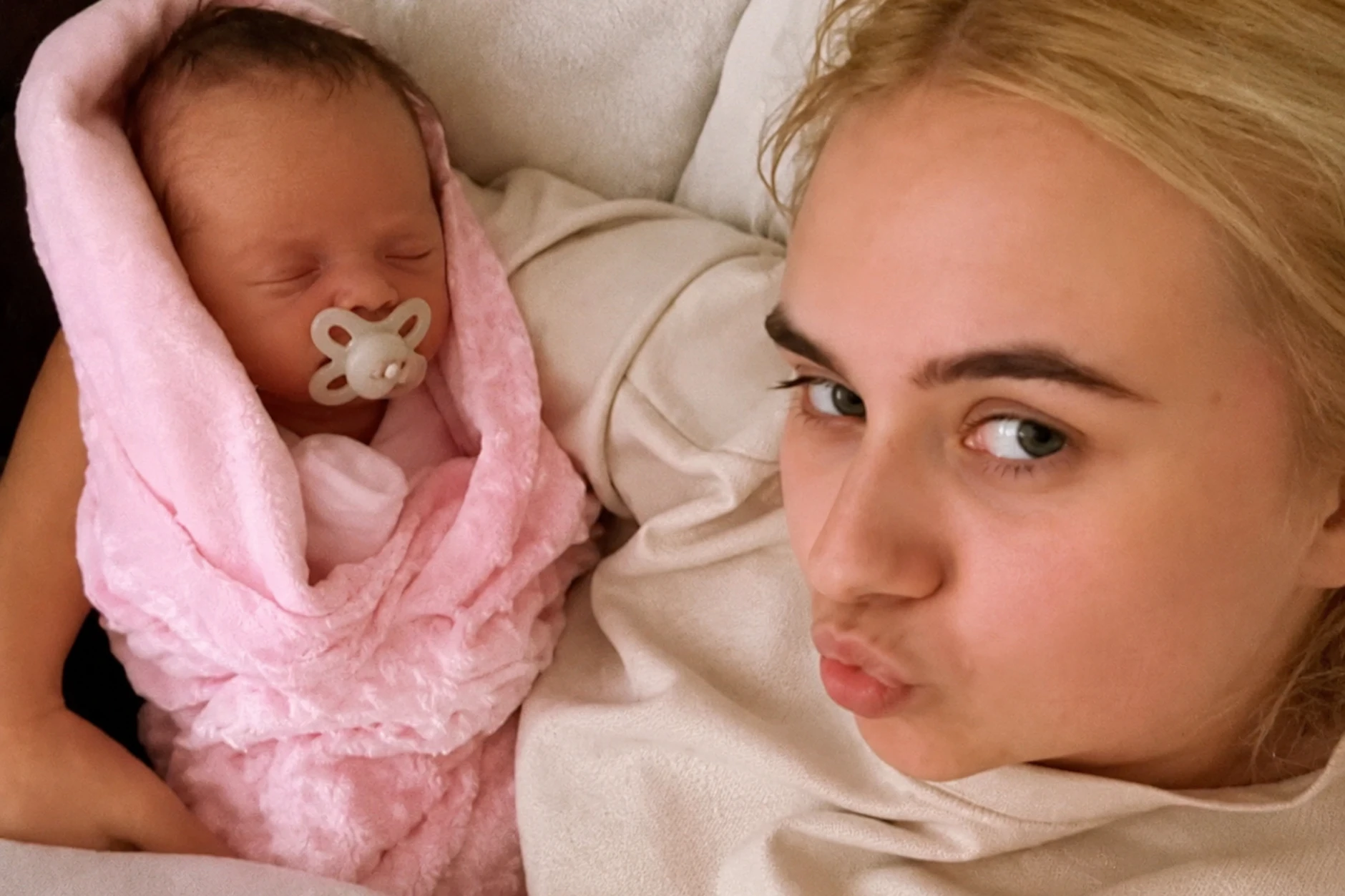 Kira Cousins mit ihrem Baby, das in Wahrheit eine Reborn-Puppe war