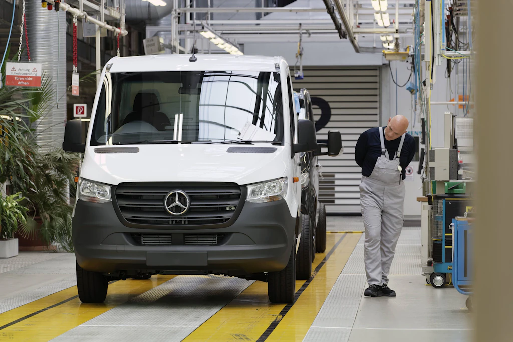 Mercedes senkt die Prognose und verschärft den Sparkurs. Doch die Beschäftigten sind nicht das Kernproblem.