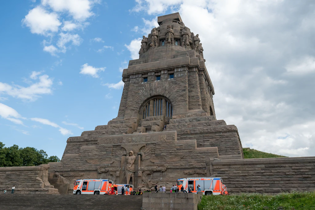 Dramatische Höhenrettung: Touristin von Völkerschlachtdenkmal abgeseilt