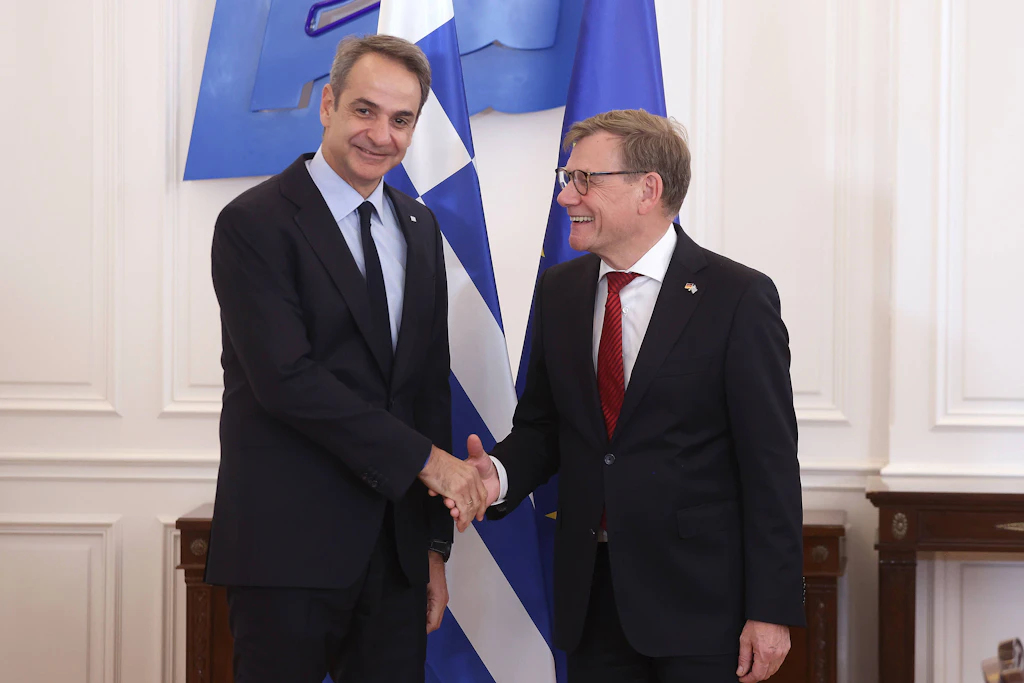Griechenlands Ministerpräsident Kyriakos Mitsotakis (links) mit dem deutschen Außenminister Johann Wadephul am 4. Mai 2026 in Athen.