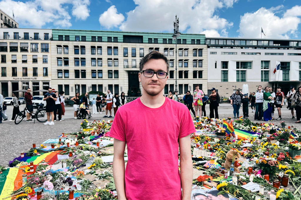 Pascal Stähli am Dienstagmittag vor dem Blumenmeer am Brandenburger Tor.