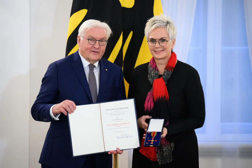 Silke Renk-Lange wird von Bundespräsident Frank-Walter Steinmeier im Schloss Bellevue mit dem Verdienstorden der Bundesrepublik Deutschland ausgezeichnet.
