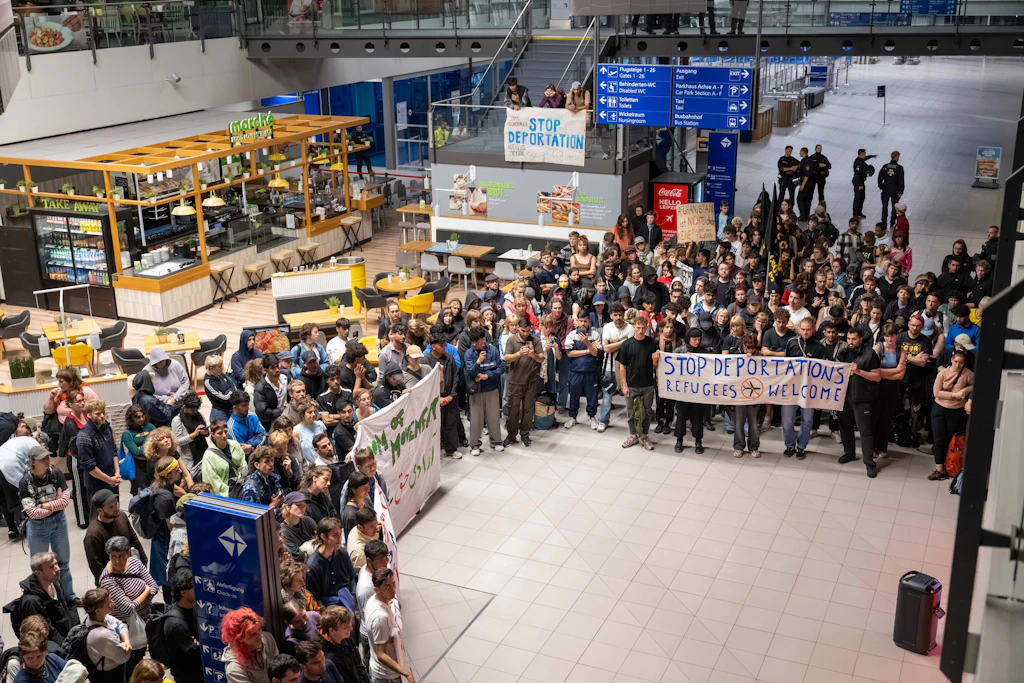 Etwa 260 Menschen demonstrierten gegen die Abschiebung.
