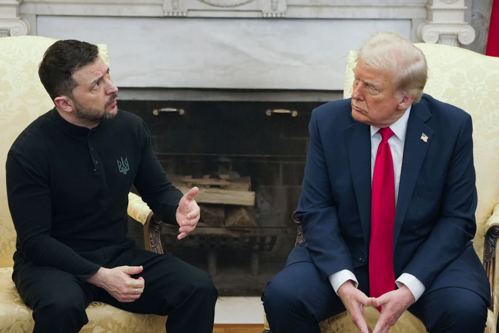 US-Präsident Donald Trump (r) bei einem Treffen mit dem ukrainischen Präsidenten Wolodymyr Selenskyj im Weißen Haus