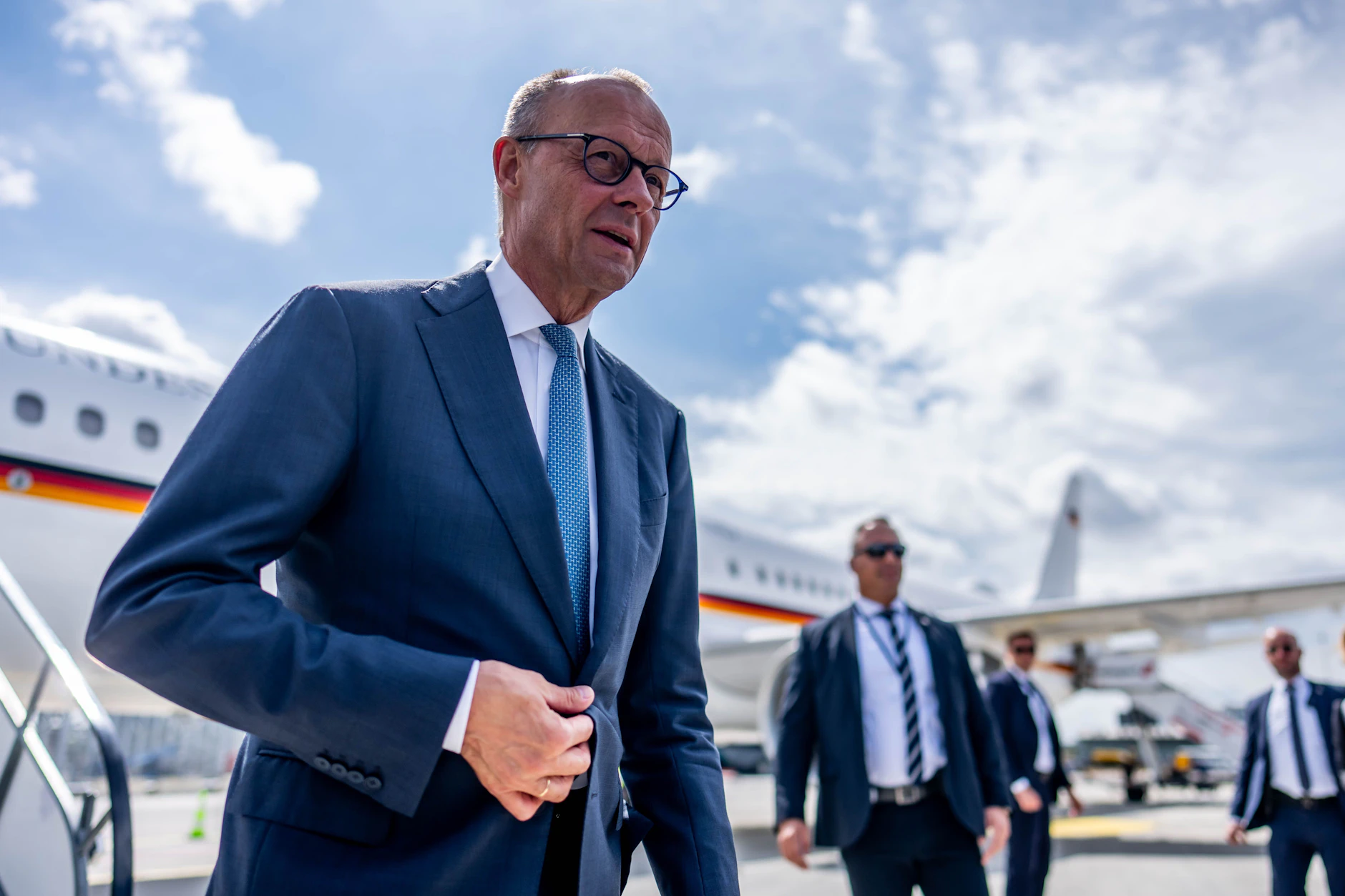 Alles sitzt perfekt: Bei Bundeskanzler Friedrich Merz ist nicht einmal ein Krümmel auf dem perfekt geschniegelten Anzug zu finden.