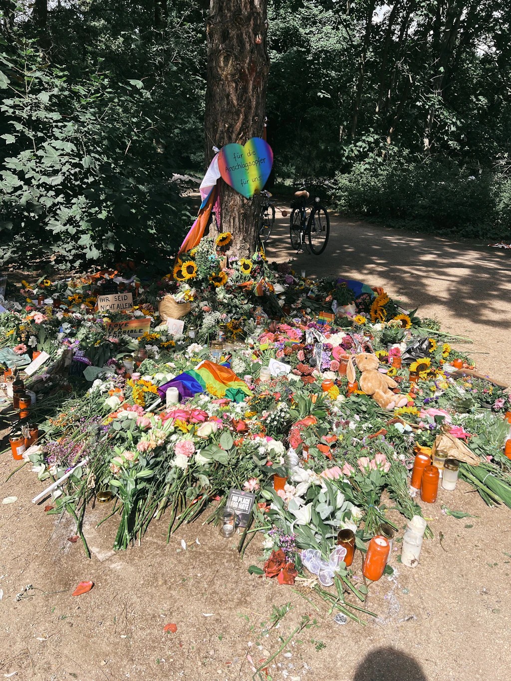 Eine der Gedenkstellen im Tiergarten. Hier stehen ehrenamtliche Seelsorger wie Franz L. bereit, um den Trauernden bei Wunsch beizustehen.