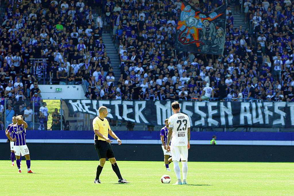 Langsamer Beginn vor einer furiosen Partie: Aus Protest gegen die nicht automatische Aufstiegsregelung für die Regionalligaersten in die 3. Liga verzögerten die Teams den Spielbeginn. Hier beim Spiel FC Erzgebirge Aue gegen VSG Altglienicke.