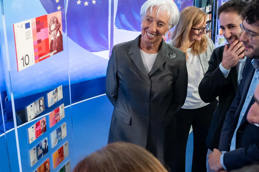 EZB-Präsidentin Christine Lagarde begutachtet die Euro-Entwürfe des Berliner Studios „Neue Gestaltung GmbH“.