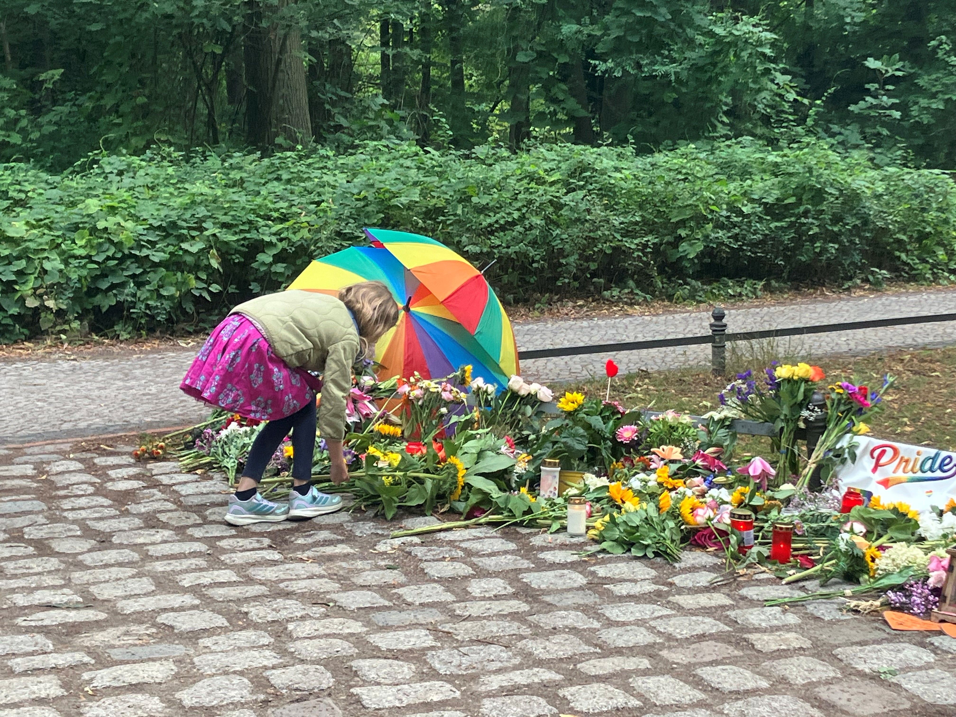 „Wir kamen zum Feiern und gehen in ewiger Trauer“: Berlin trauert am Tatort im Tiergarten