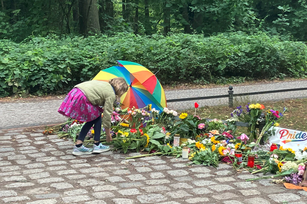 „Wir kamen zum Feiern und gehen in ewiger Trauer“: Berlin trauert am Tatort im Tiergarten