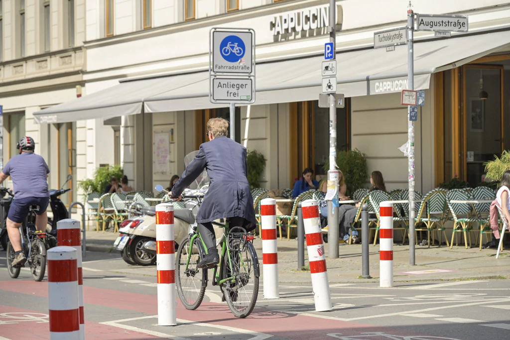 Rot-weiß, schief, teuer: Diese Dinger machen ganz Berlin wahnsinnig