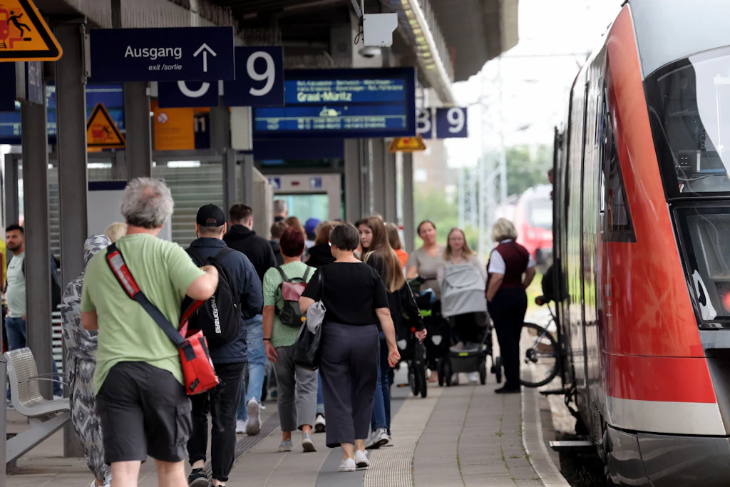 Reisende auf dem Hauptbahnhof der Hansestadt Rostock.