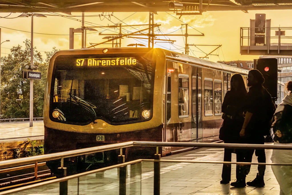 Eine S7 nach Ahrensfelde am Alexanderplatz: Ob ein Fahrschein weitergegeben werden darf, hängt allein am Ticket – nicht am Verkehrsmittel.
