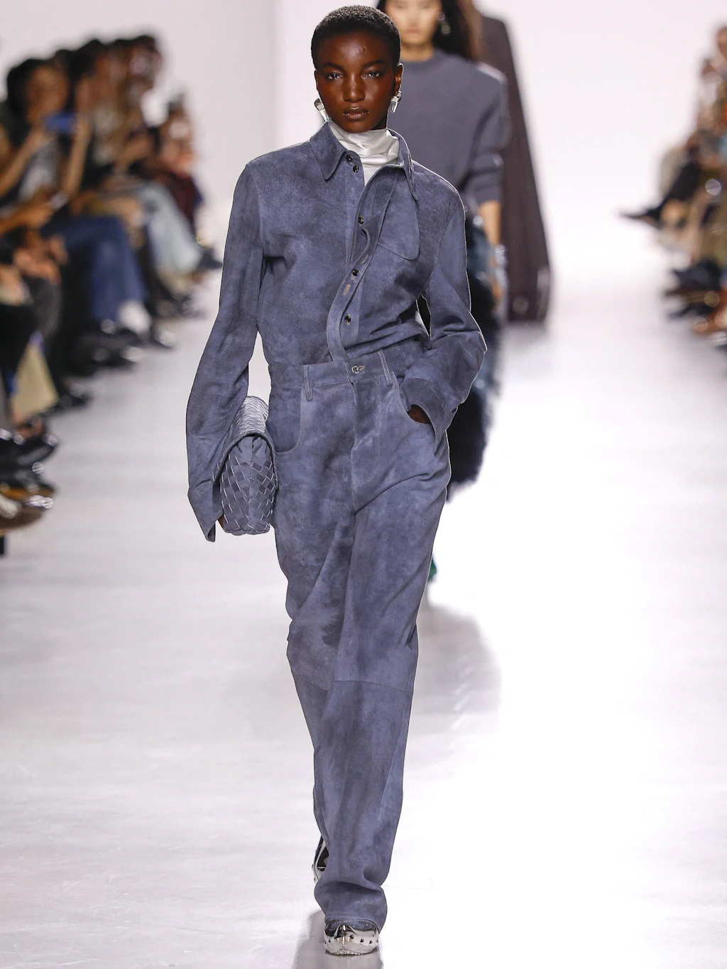 Bottega Veneta, Frühling/Sommer 2026: Designerin Louise Trotter setzt auf einen hellblauen Suede-Zweiteiler in Denim-Blau mit geradem Schnitt – gezeigt auf der Mailänder Modewoche.