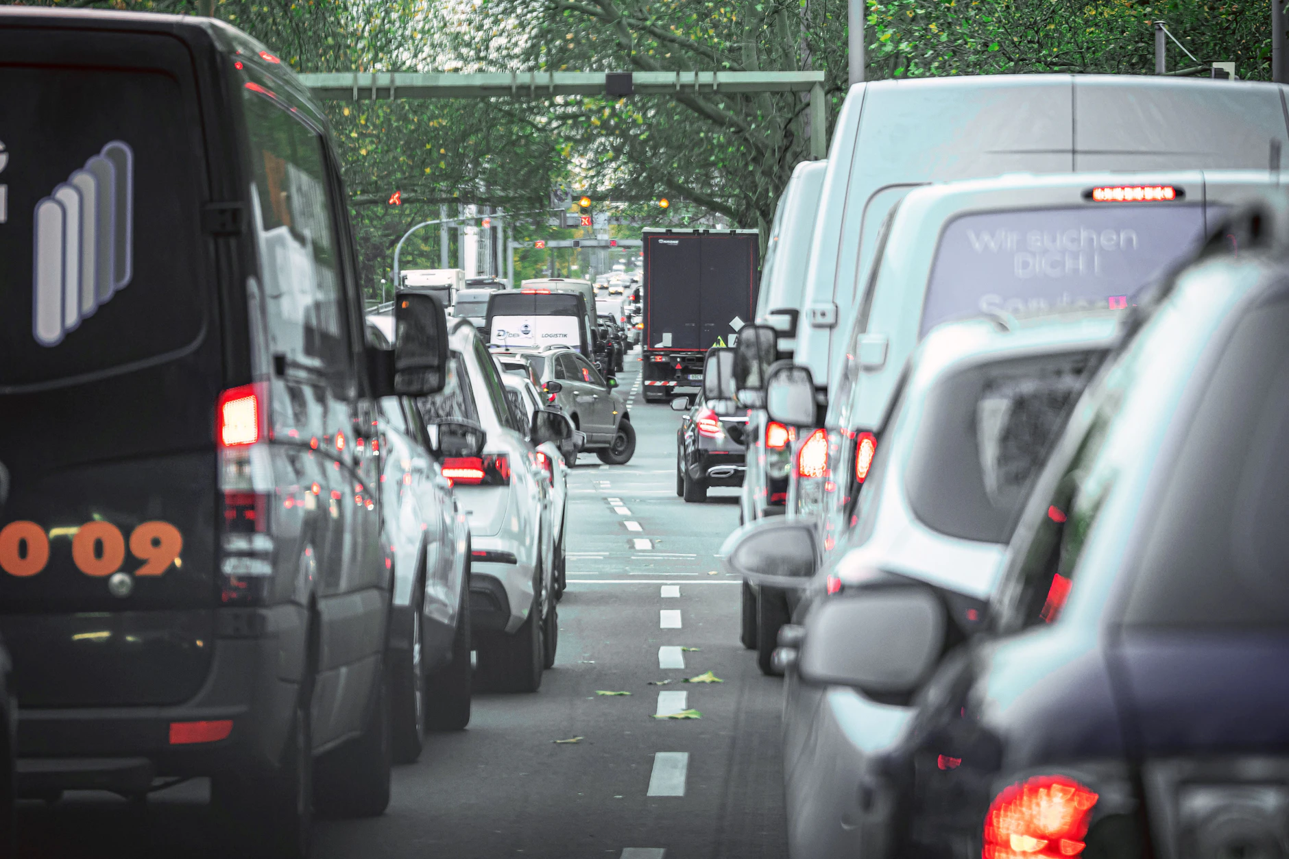 Auch auf der Heerstraße in Berlin wird es am Donnerstag zu Einschränkungen kommen: Für den Gedenkmarsch muss die wichtige Verkehrsachse zeitweise gesperrt werden.