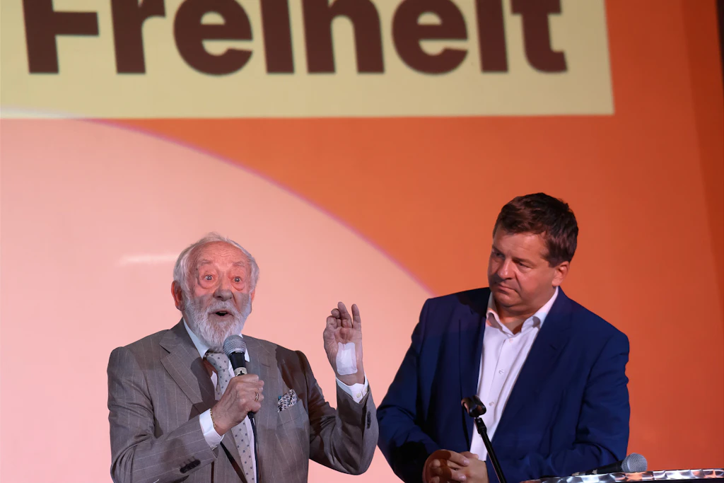 „Kämpft gefälligst auf dem Mond!“ – Hallervorden singt für die CDU und gegen Merz und Pistorius