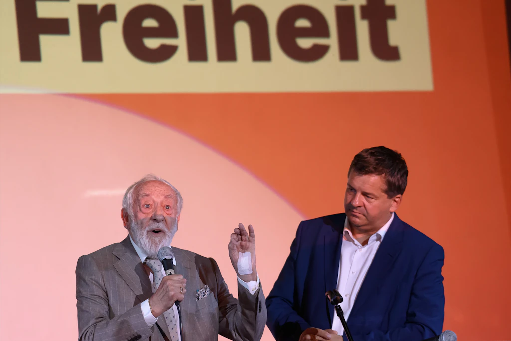 Schauspieler Dieter Hallervorden (l) und Sven Schulze (CDU), Ministerpräsident von Sachsen-Anhalt, stehen gemeinsam auf der Bühne.