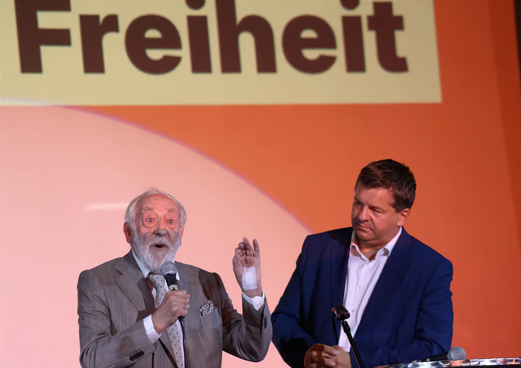 CDU-Wahlkampf in Sachsen-Anhalt: Hallervorden singt für die CDU, gegen Merz und Pistorius
