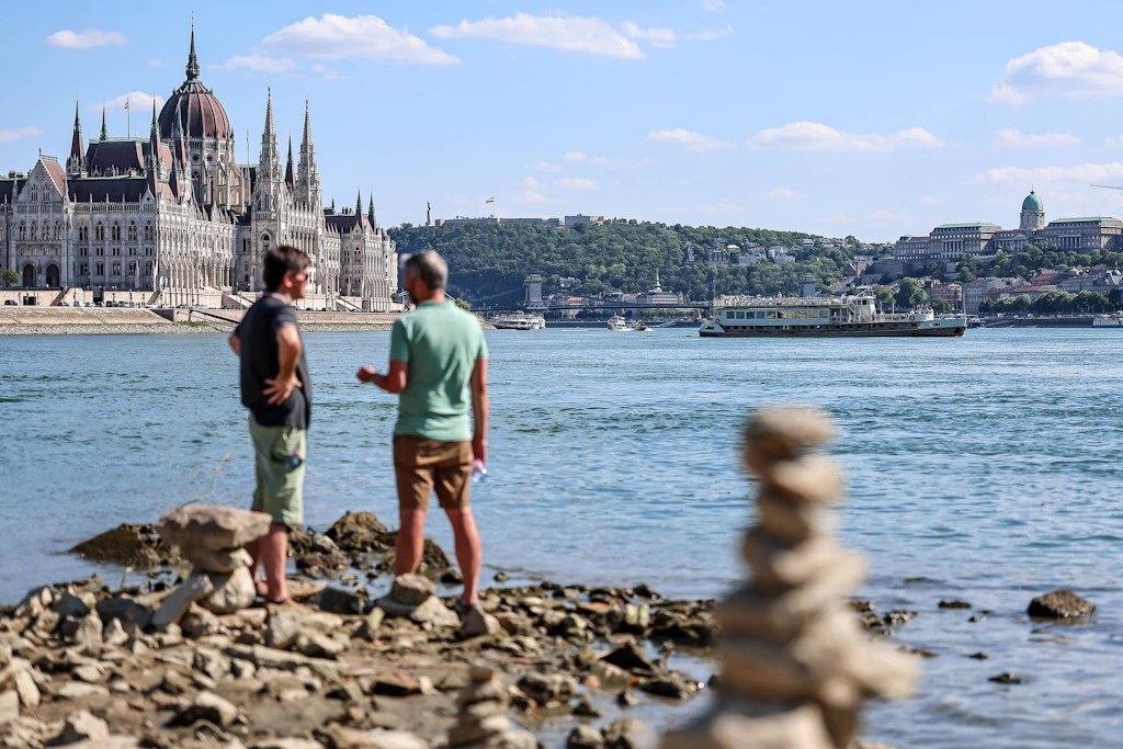 Donau: Kreuzfahrtschiff läuft auf Grund – 186 Passagiere von Bord gebracht