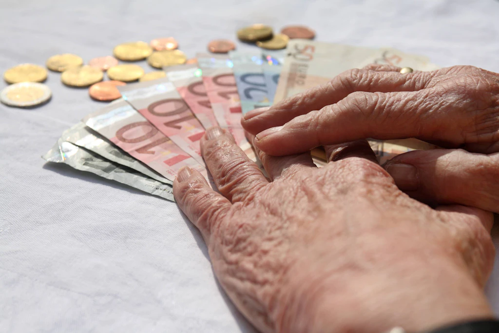 Steuerbescheid vom Finanzamt: Diese eine Frist kostet Berliner Rentner bares Geld