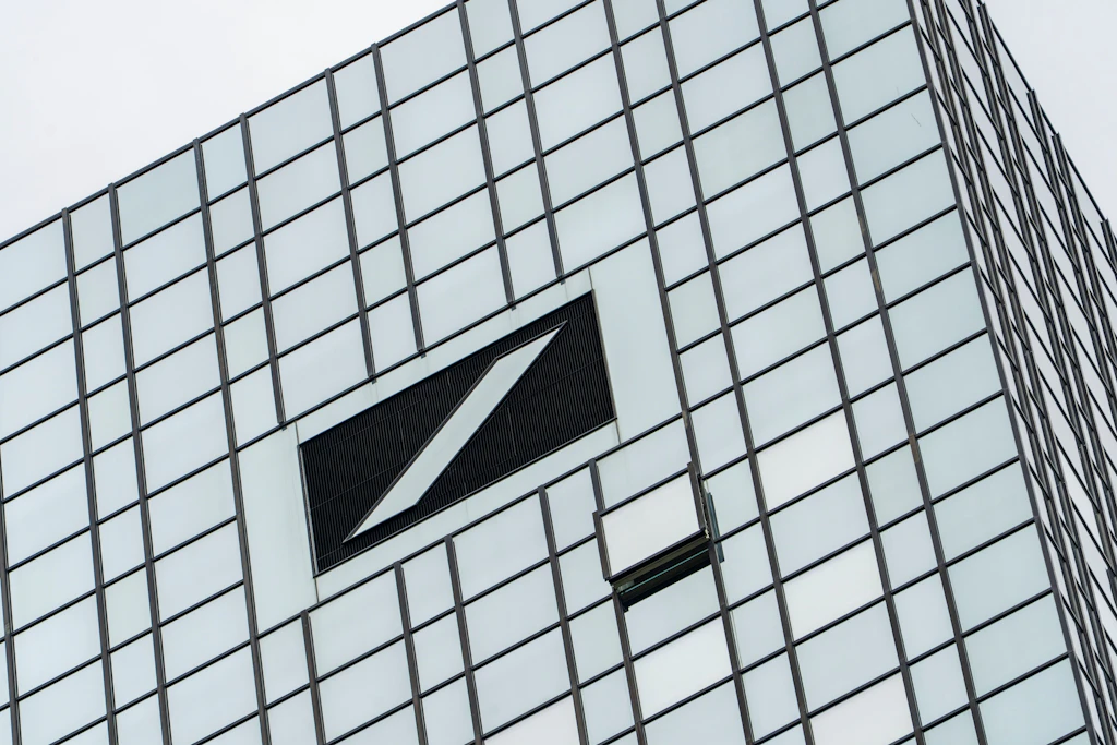 Deutsche Bank erzielt Milliardengewinn nahe Rekordniveau von 2007.