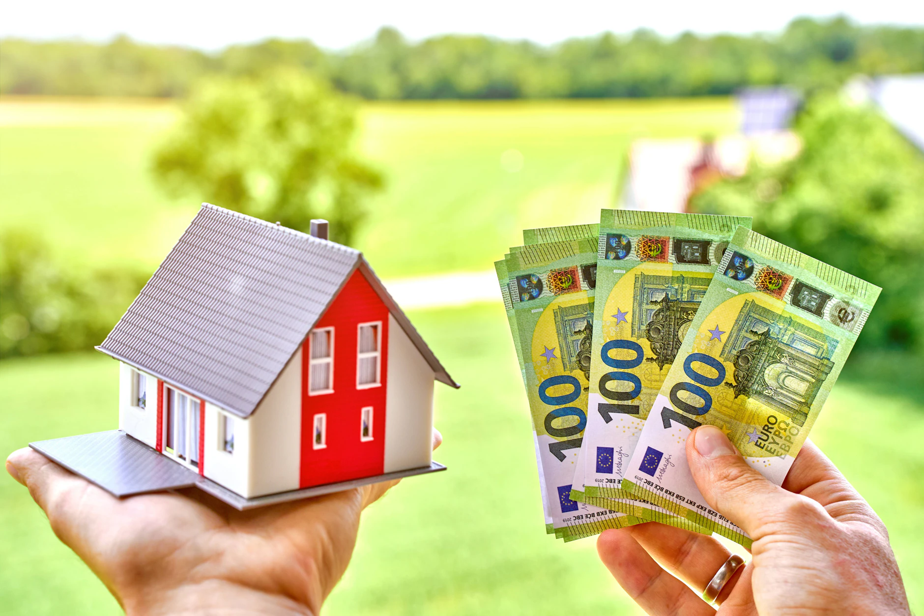 Bei einem Immobilienkauf darf nie vergessen werden, dass zum normalen Kredit noch zusätzliche Kosten auf einen zukommen.