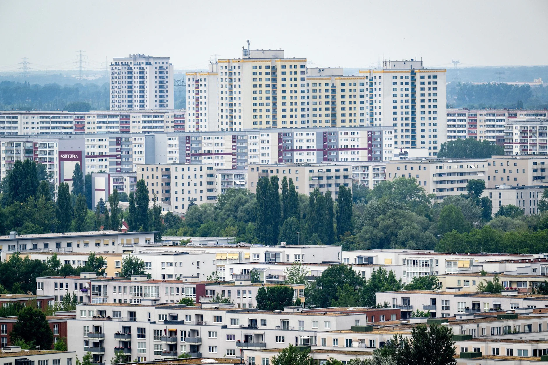Früher waren sie schick und begehrt, heute zählen die Platten-Siedlungen am Stadtrand zu den ärmeren Vierteln Berlins.