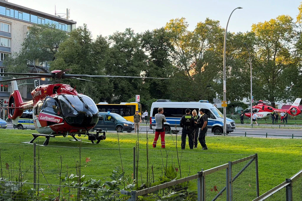 Großeinsatz am Savignyplatz: Person unter Zug geraten