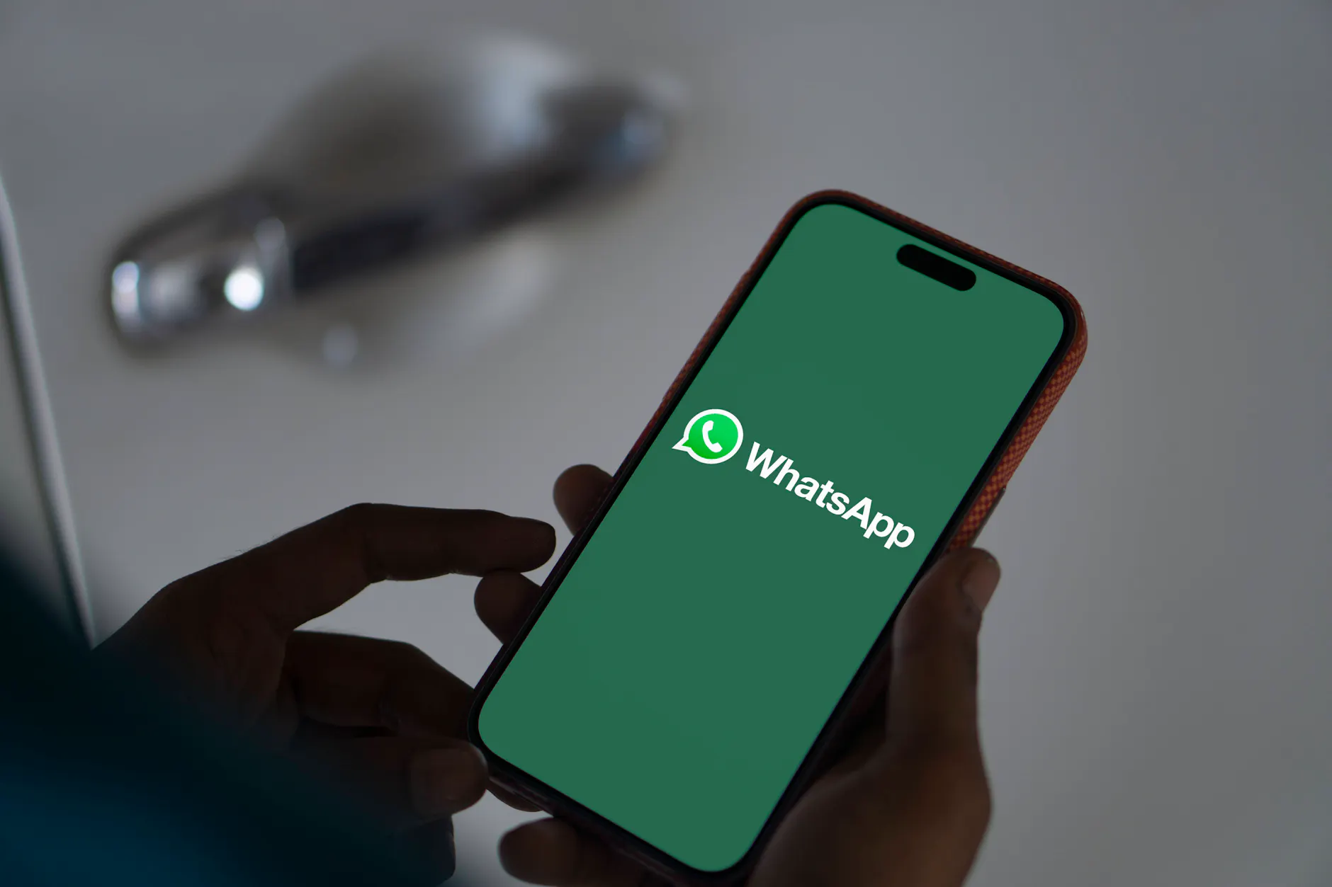 Betrüger gelangen über einen Link ins WhatsAppp-Konto, nutzen die Hilfsbereitschaft der Kontakte aus und bitten um Geld.