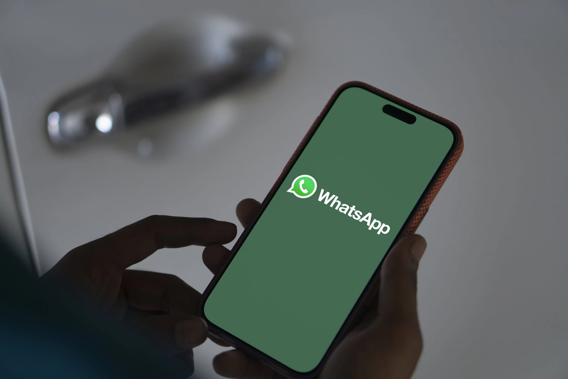 Betrüger gelangen über einen Link ins WhatsAppp-Konto, nutzen die Hilfsbereitschaft der Kontakte aus und bitten um Geld.